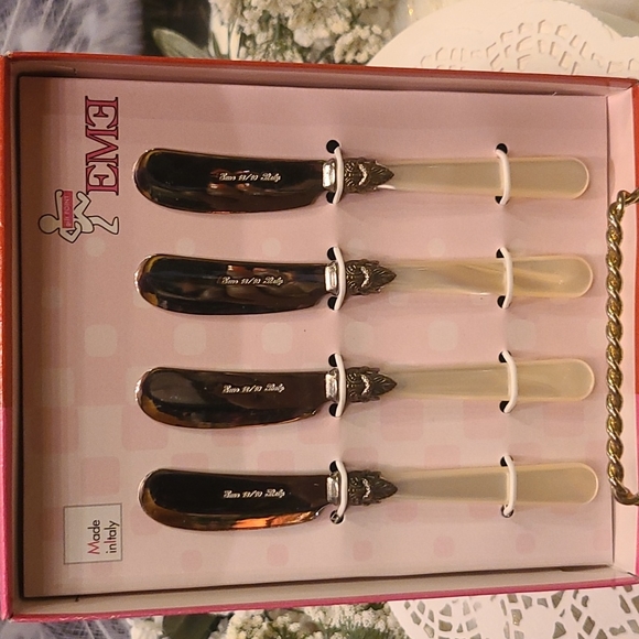 EME 4 Piece 24 kt. Gold Plated Stainless Steel Flatware Spreader Set - Picture 3 of 8